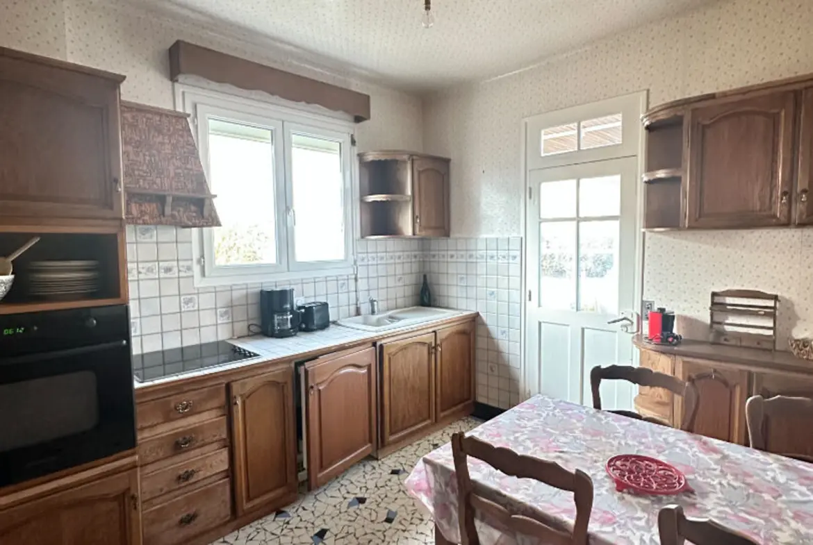 Maison 5 pièces de 98 m² à Saint‑Brieuc, terrain de 318 m², garage, séjour parqueté, véranda exposition Sud-Ouest, possibilité d’aménagement à l’étage.