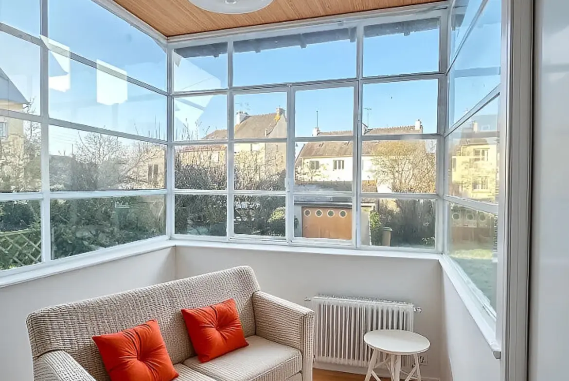 Maison 5 pièces de 98 m² à Saint‑Brieuc, terrain de 318 m², garage, séjour parqueté, véranda exposition Sud-Ouest, possibilité d’aménagement à l’étage.