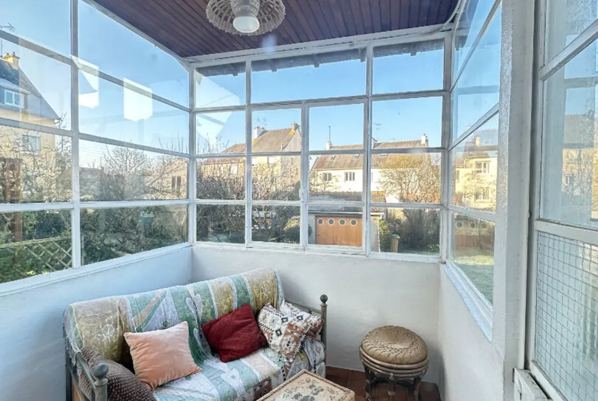 Maison 5 pièces de 98 m² à Saint‑Brieuc, terrain de 318 m², garage, séjour parqueté, véranda exposition Sud-Ouest, possibilité d’aménagement à l’étage.