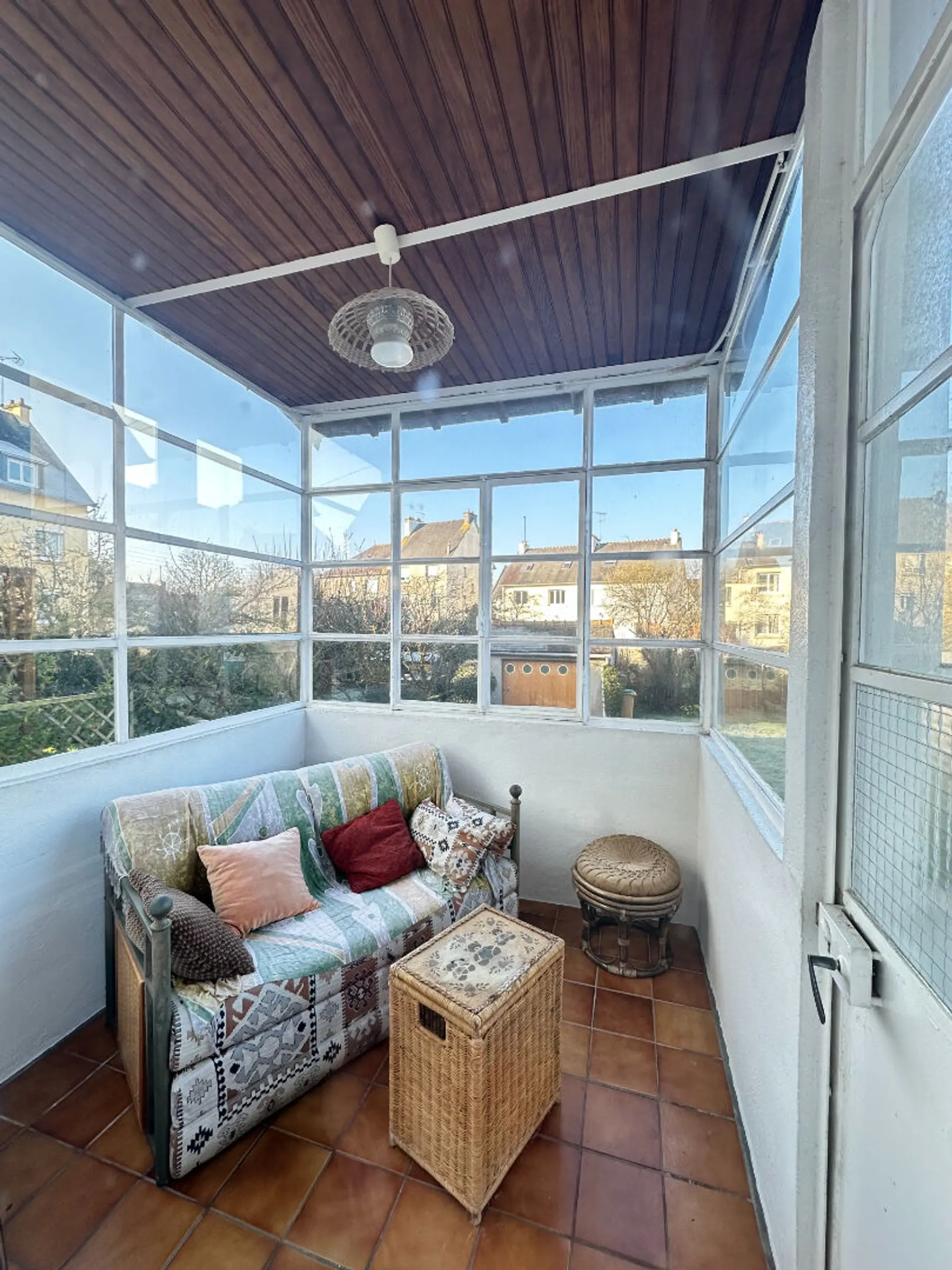 Maison 5 pièces de 98 m² à Saint‑Brieuc, terrain de 318 m², garage, séjour parqueté, véranda exposition Sud-Ouest, possibilité d’aménagement à l’étage.