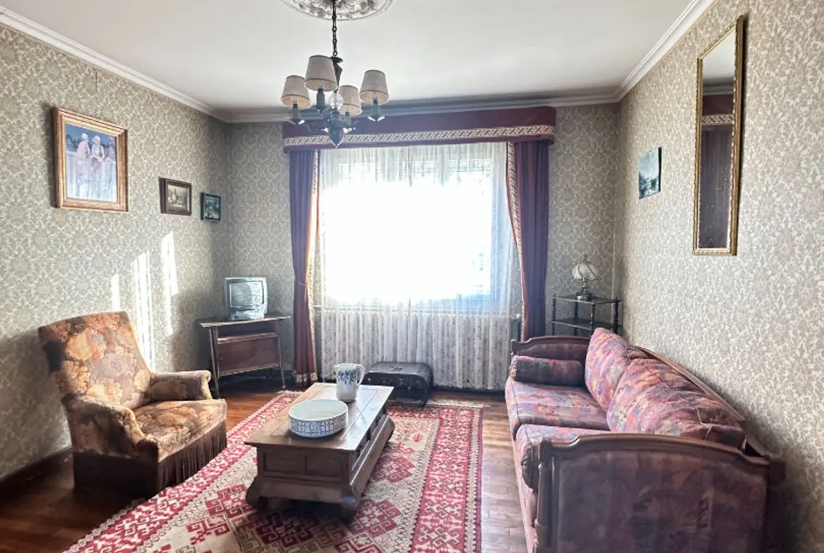 Maison 5 pièces de 98 m² à Saint‑Brieuc, terrain de 318 m², garage, séjour parqueté, véranda exposition Sud-Ouest, possibilité d’aménagement à l’étage.