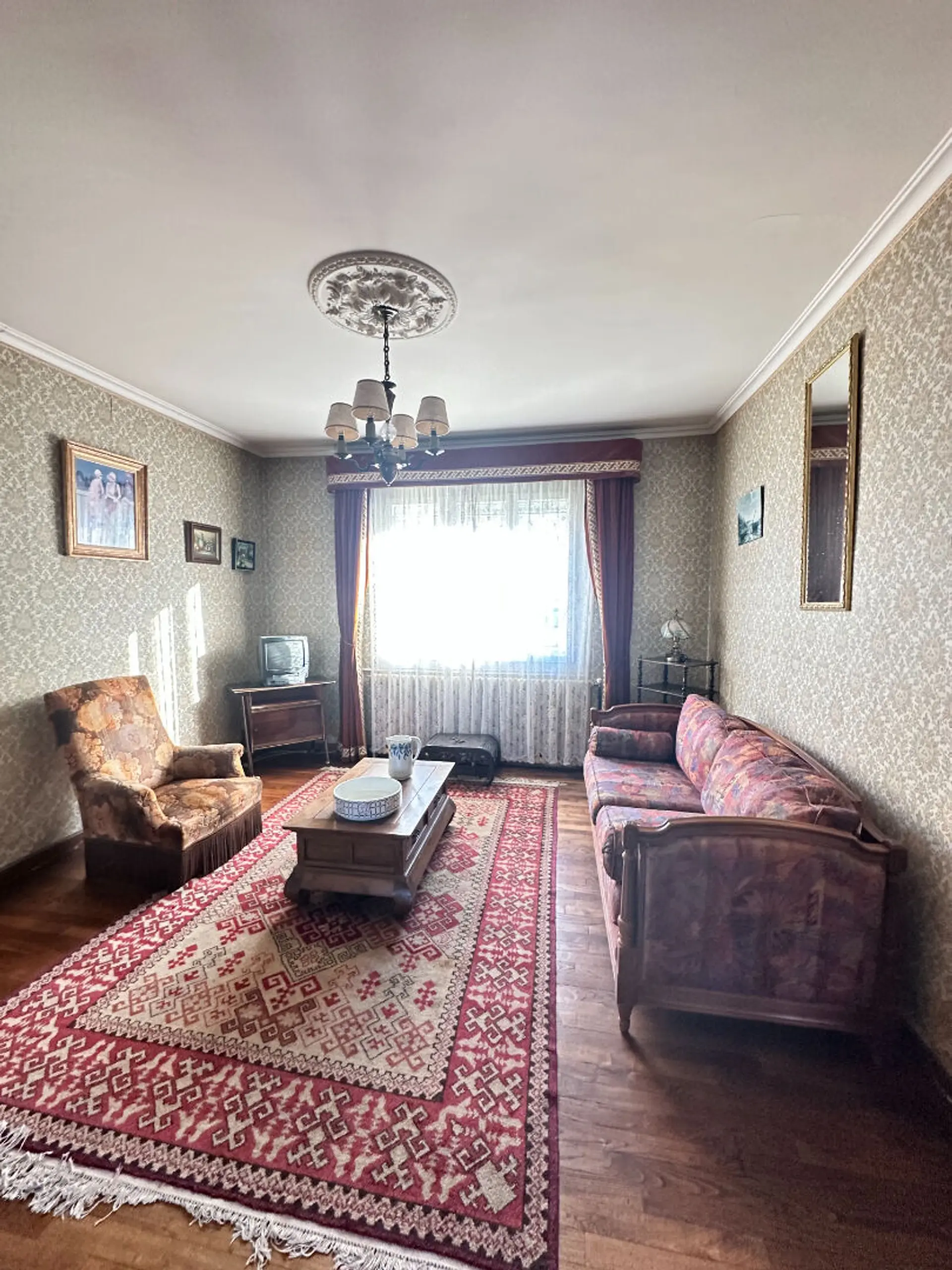 Maison 5 pièces de 98 m² à Saint‑Brieuc, terrain de 318 m², garage, séjour parqueté, véranda exposition Sud-Ouest, possibilité d’aménagement à l’étage.