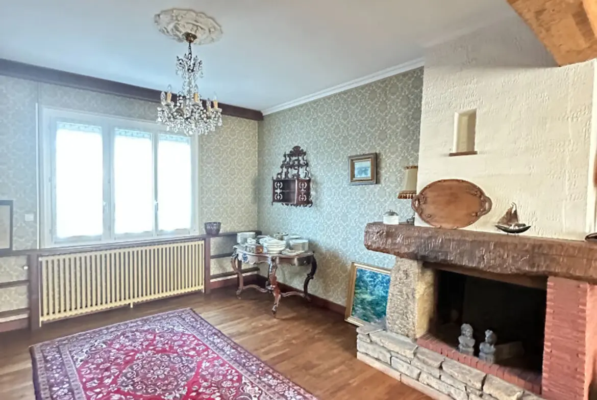 Maison 5 pièces de 98 m² à Saint‑Brieuc, terrain de 318 m², garage, séjour parqueté, véranda exposition Sud-Ouest, possibilité d’aménagement à l’étage.