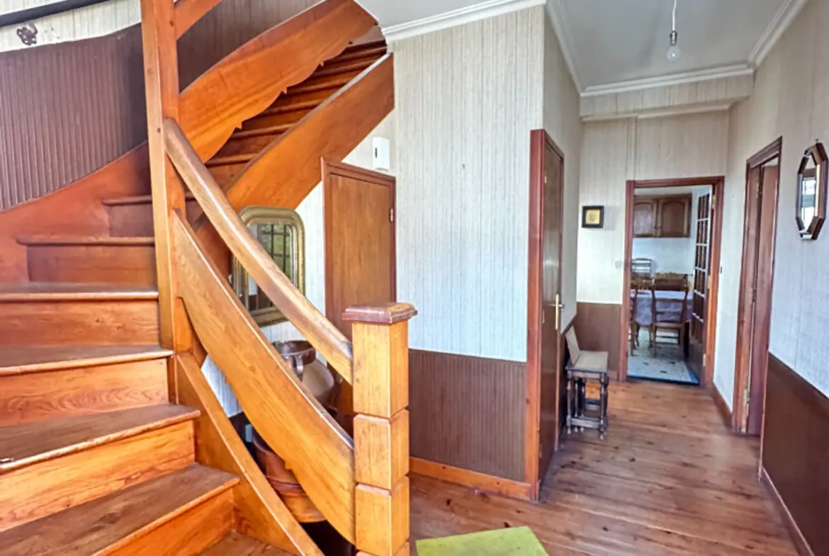 Maison 5 pièces de 98 m² à Saint‑Brieuc, terrain de 318 m², garage, séjour parqueté, véranda exposition Sud-Ouest, possibilité d’aménagement à l’étage.