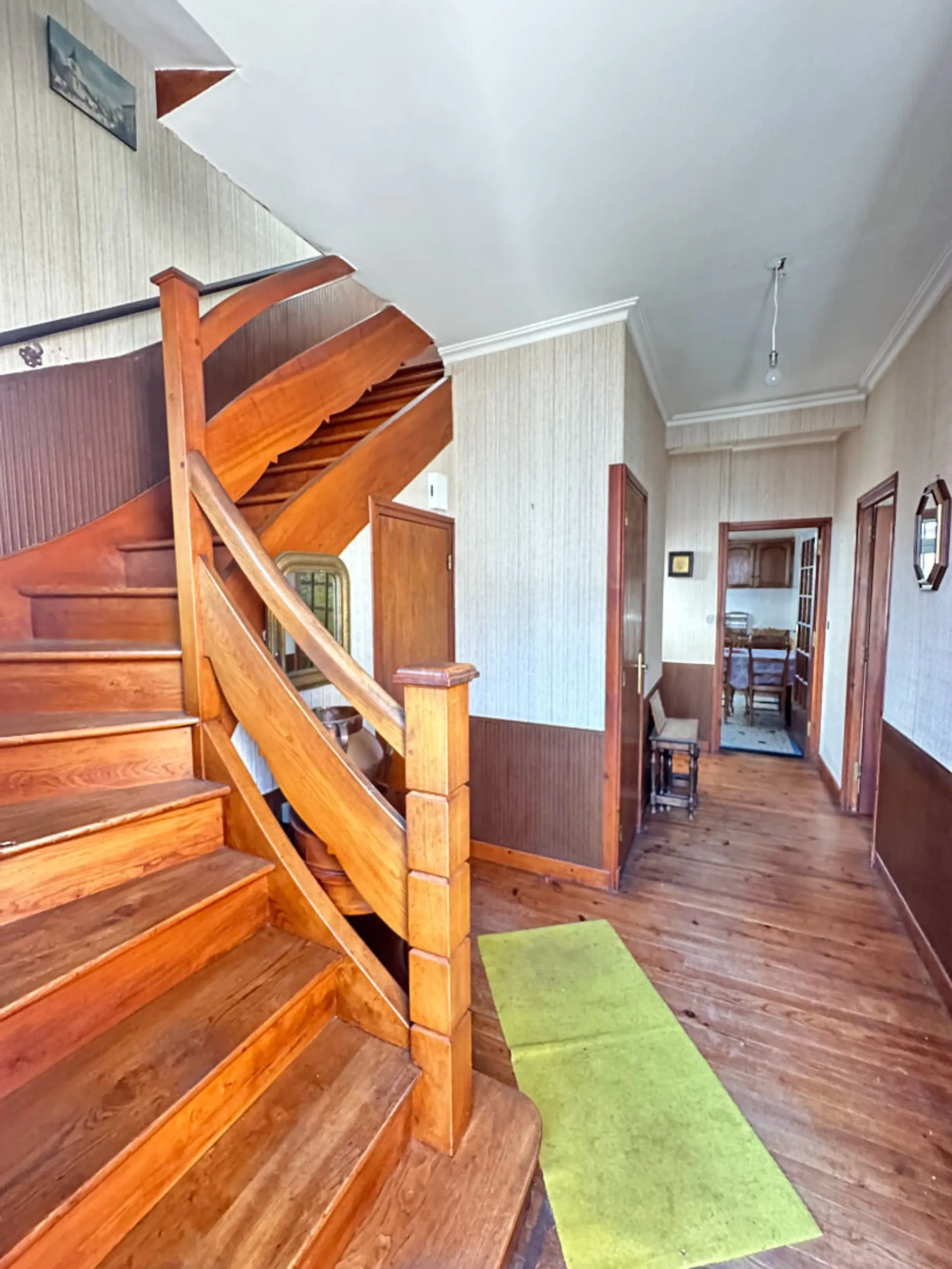 Maison 5 pièces de 98 m² à Saint‑Brieuc, terrain de 318 m², garage, séjour parqueté, véranda exposition Sud-Ouest, possibilité d’aménagement à l’étage.