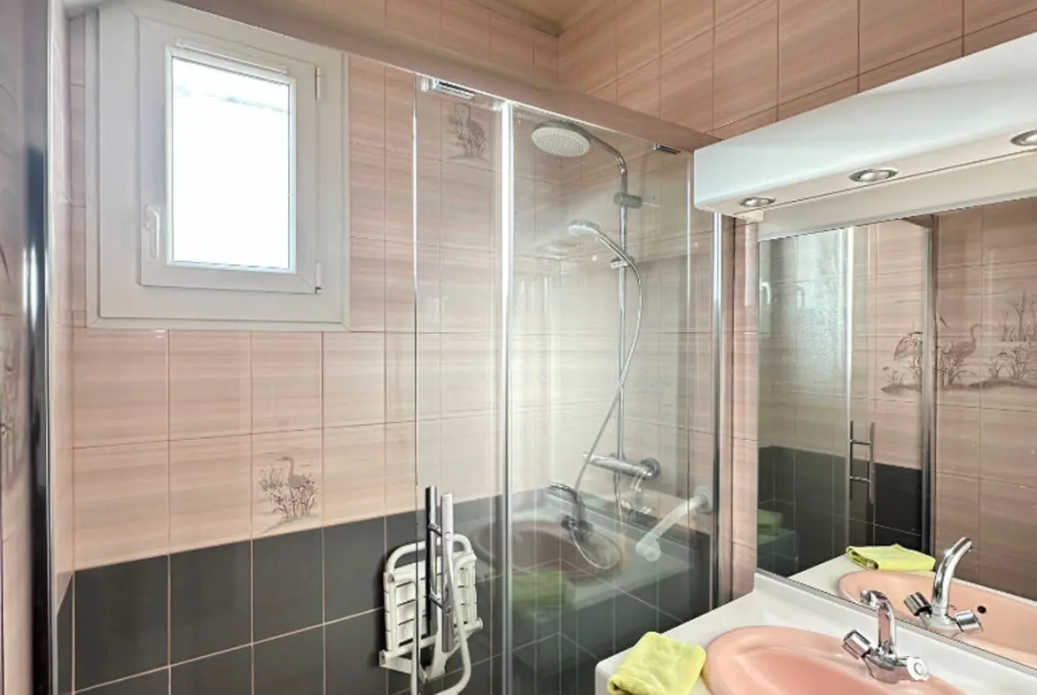 Maison 5 pièces de 98 m² à Saint‑Brieuc, terrain de 318 m², garage, séjour parqueté, véranda exposition Sud-Ouest, possibilité d’aménagement à l’étage.