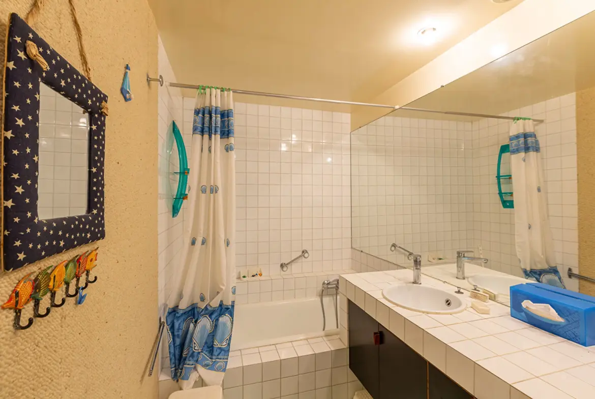 Duplex 5 pièces de 129 m² à Plérin, proche plage, avec jardin, garage, parking et cheminée.