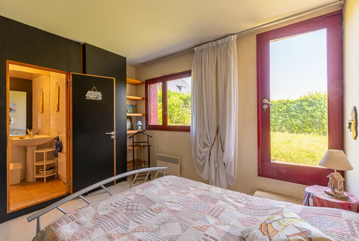 Duplex 5 pièces de 129 m² à Plérin, proche plage, avec jardin, garage, parking et cheminée.