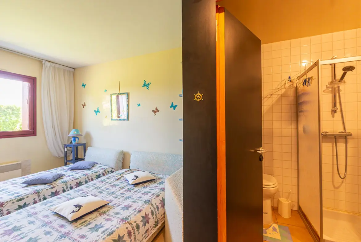 Duplex 5 pièces de 129 m² à Plérin, proche plage, avec jardin, garage, parking et cheminée.