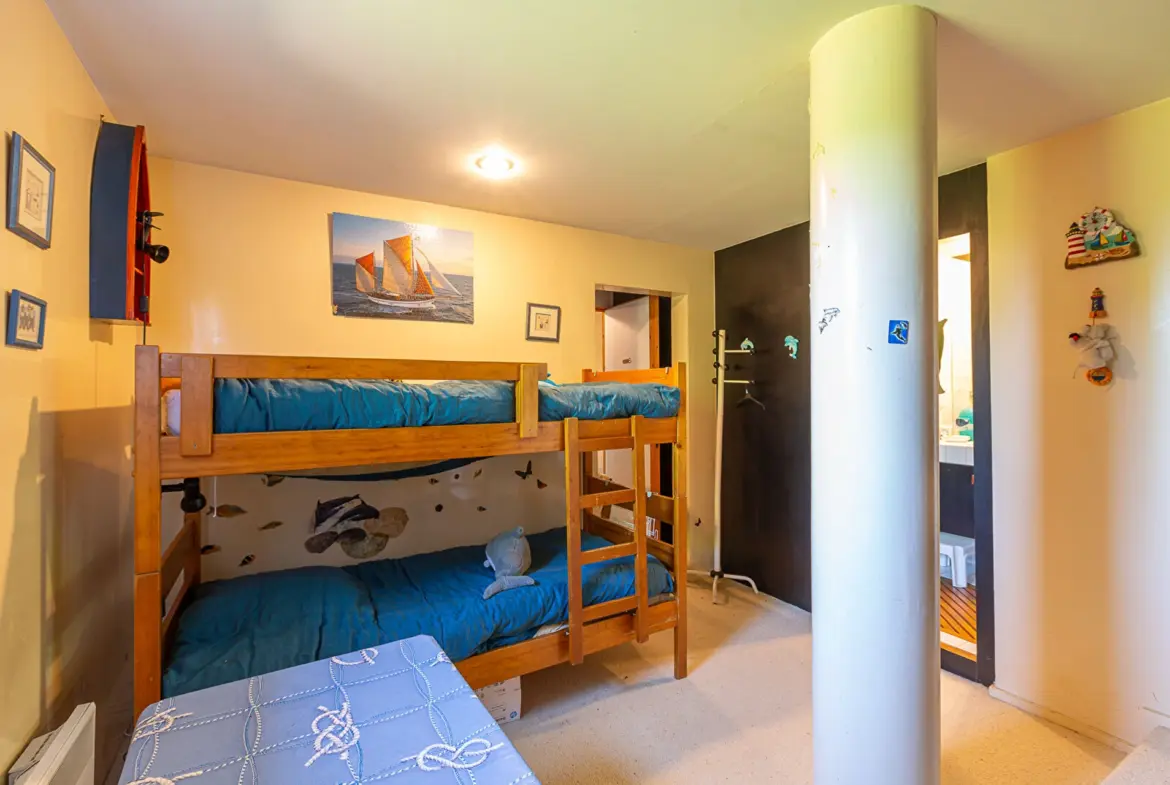 Duplex 5 pièces de 129 m² à Plérin, proche plage, avec jardin, garage, parking et cheminée.