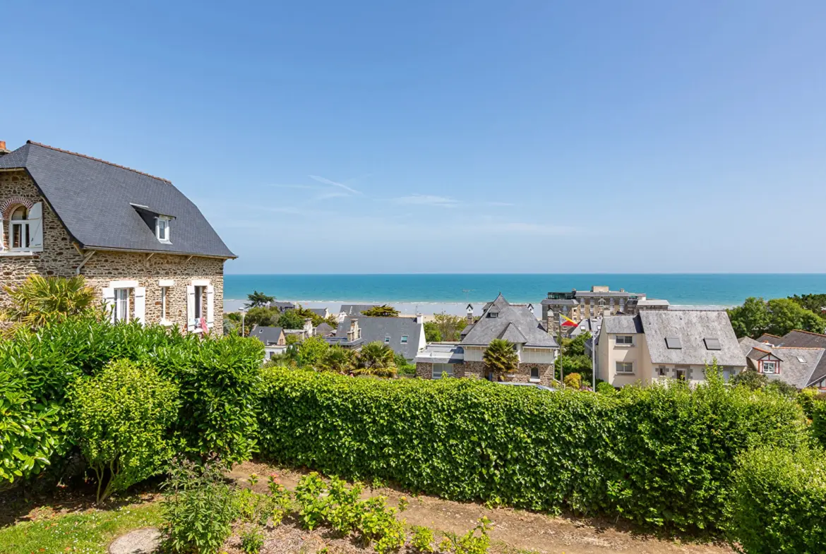 Duplex 5 pièces de 129 m² à Plérin, proche plage, avec jardin, garage, parking et cheminée.