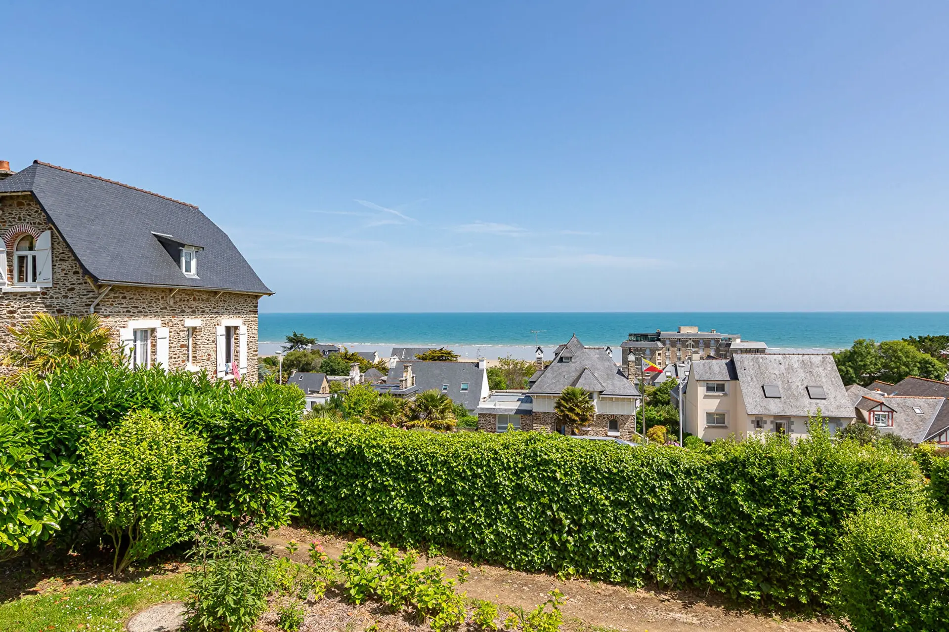 Duplex 5 pièces de 129 m² à Plérin, proche plage, avec jardin, garage, parking et cheminée.