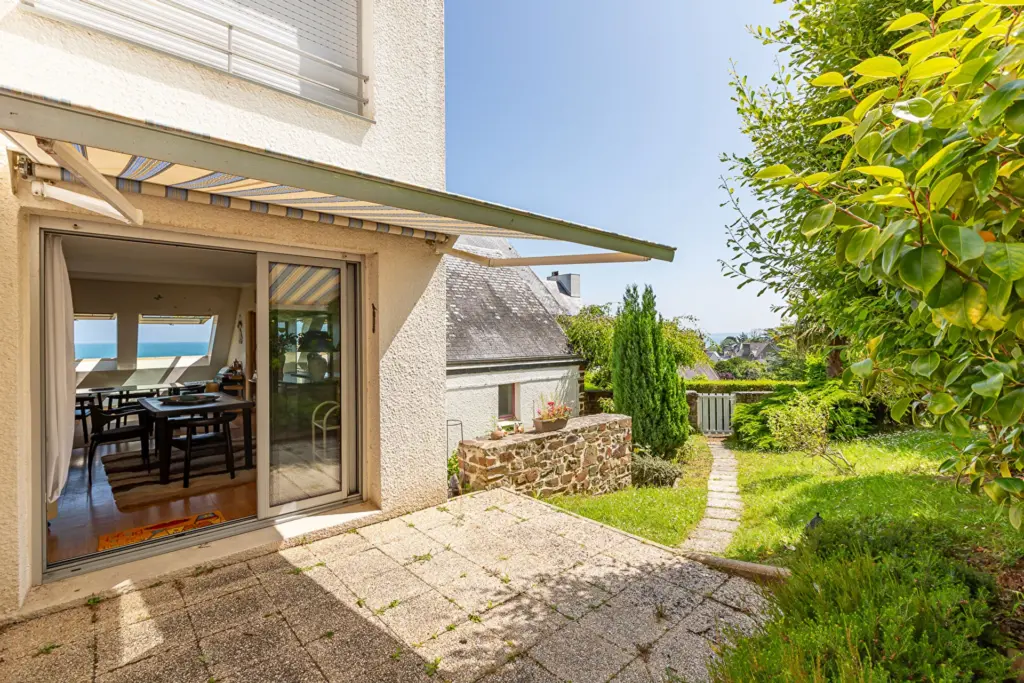 Duplex 5 pièces de 129 m² à Plérin, proche plage, avec jardin, garage, parking et cheminée.