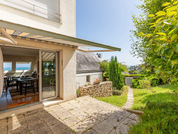 Duplex 5 pièces de 129 m² à Plérin, proche plage, avec jardin, garage, parking et cheminée.
