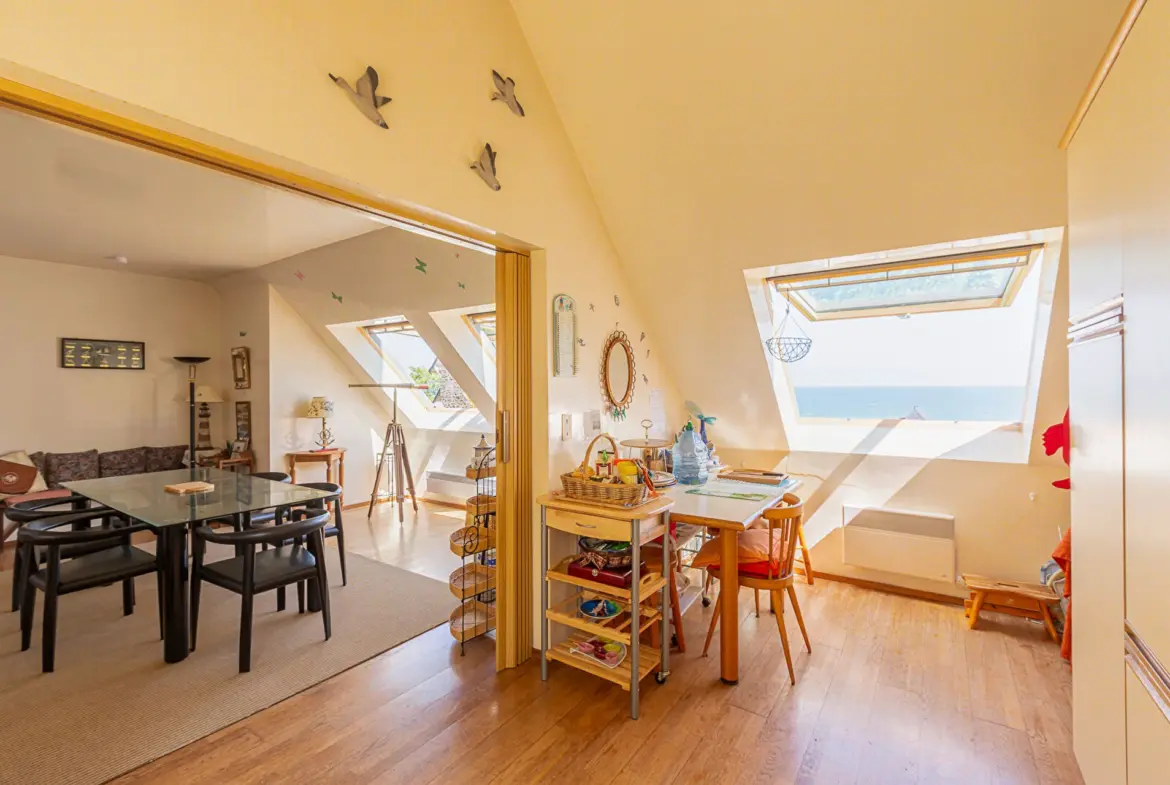 Duplex 5 pièces de 129 m² à Plérin, proche plage, avec jardin, garage, parking et cheminée.
