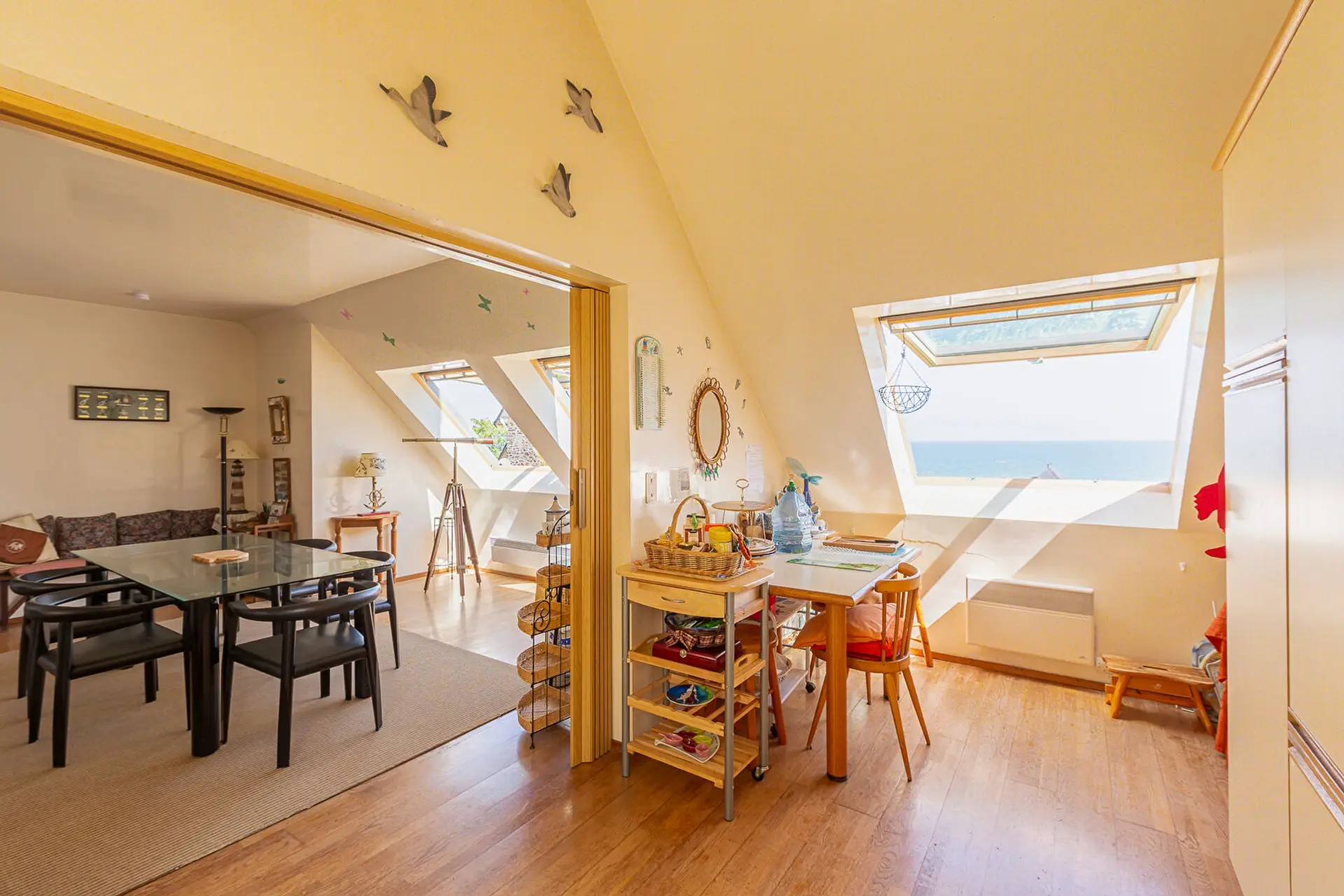 Duplex 5 pièces de 129 m² à Plérin, proche plage, avec jardin, garage, parking et cheminée.