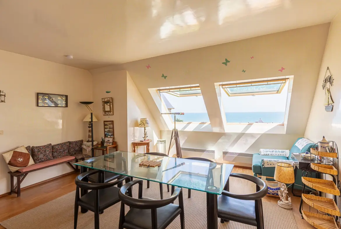 Duplex 5 pièces de 129 m² à Plérin, proche plage, avec jardin, garage, parking et cheminée.