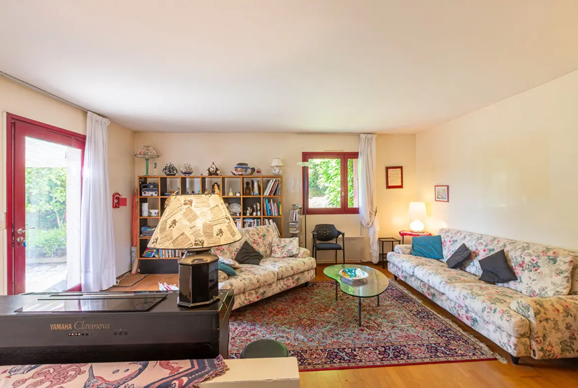 Duplex 5 pièces de 129 m² à Plérin, proche plage, avec jardin, garage, parking et cheminée.