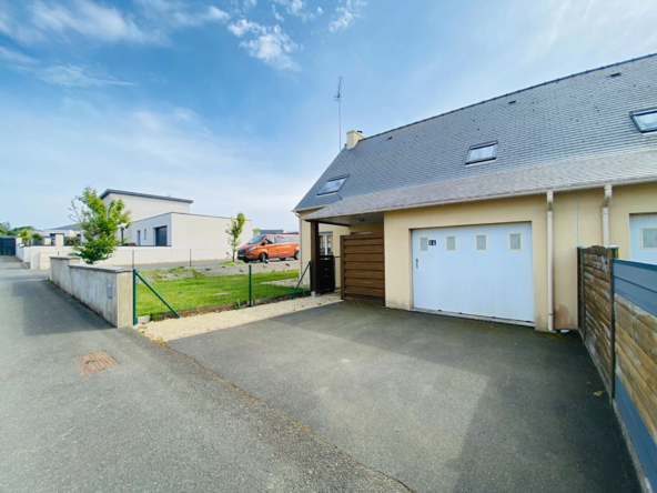 Maison contemporaine 5 pièces de 90 m² à Pledran, terrain 361 m², garage, terrasse sud, proche commodités.