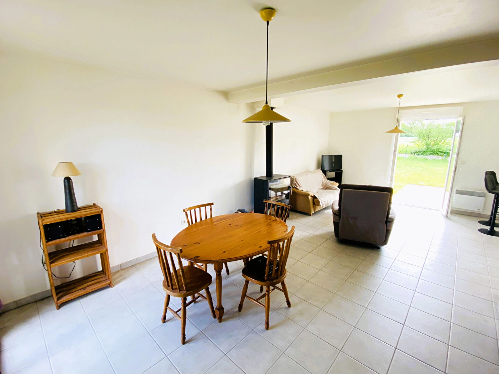 Maison contemporaine 5 pièces de 90 m² à Pledran, terrain 361 m², garage, terrasse sud, proche commodités.