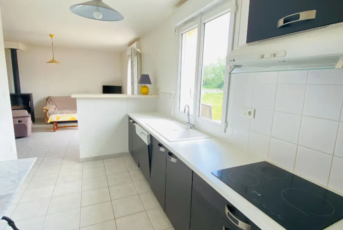 Maison contemporaine 5 pièces de 90 m² à Pledran, terrain 361 m², garage, terrasse sud, proche commodités.
