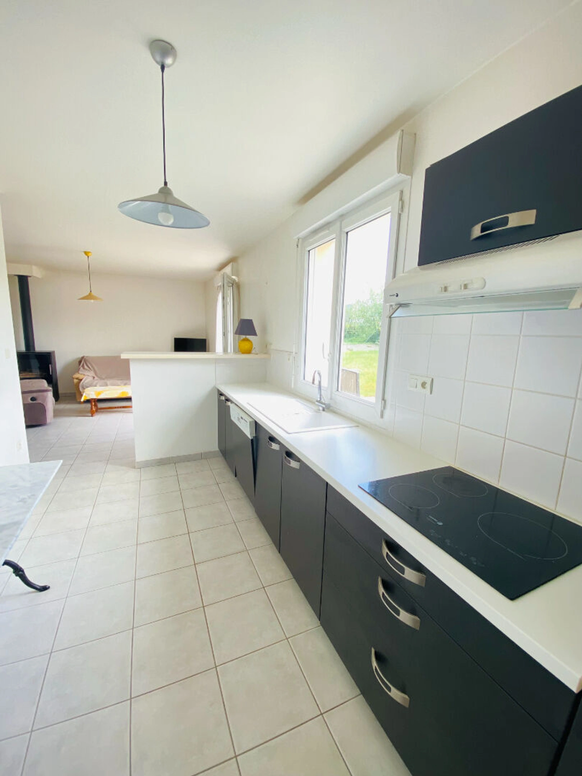 Maison contemporaine 5 pièces de 90 m² à Pledran, terrain 361 m², garage, terrasse sud, proche commodités.