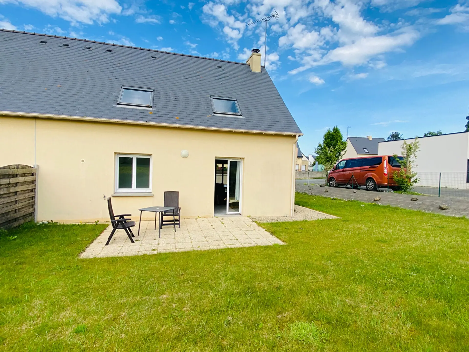 Maison contemporaine 5 pièces de 90 m² à Pledran, terrain 361 m², garage, terrasse sud, proche commodités.