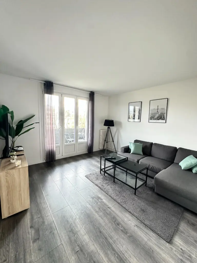 Appartement 4 pièces de 68 m² à Saint‑Brieuc, balcon, trois chambres, cave, parking collectif, idéal investissement.