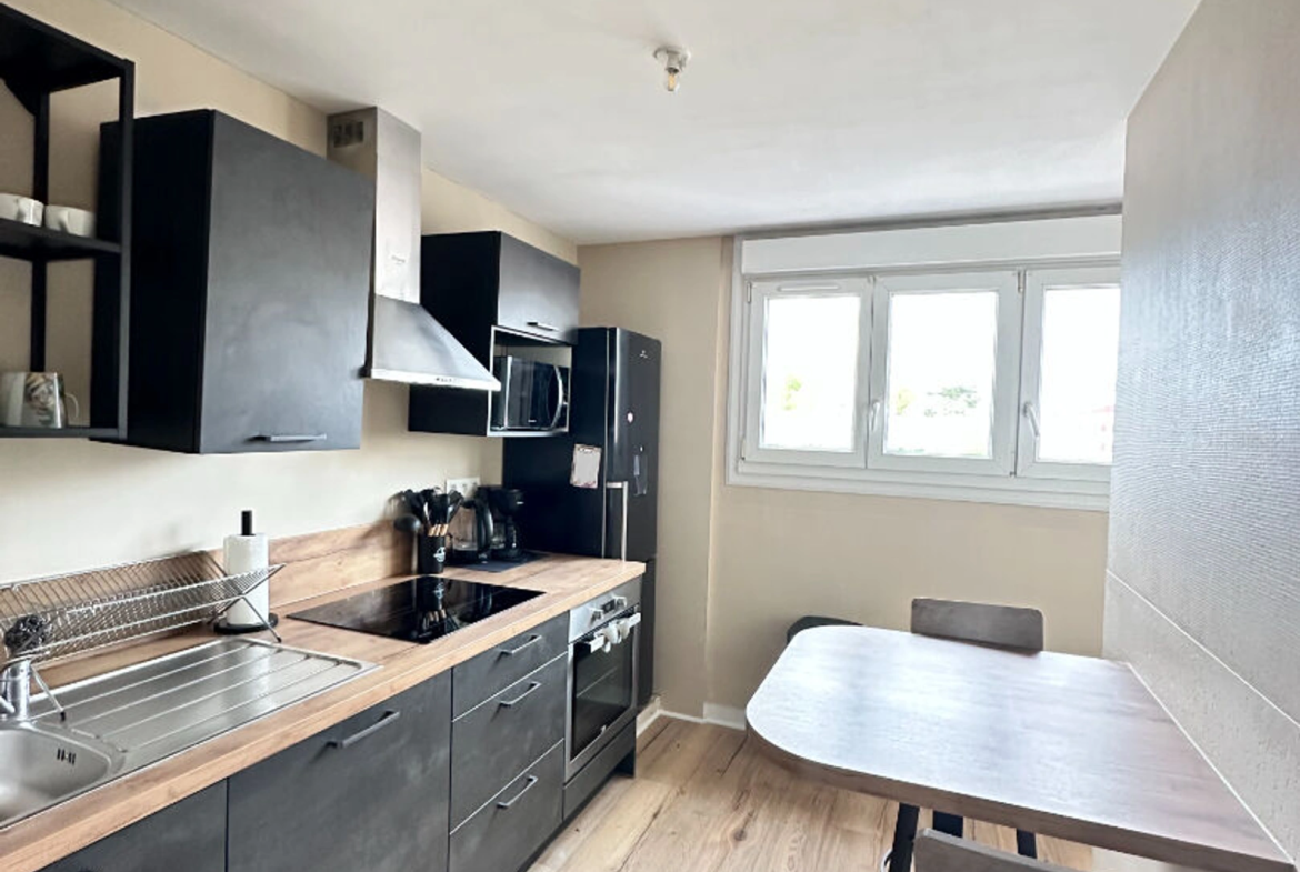 Appartement 4 pièces de 68 m² à Saint‑Brieuc, balcon, trois chambres, cave, parking collectif, idéal investissement.
