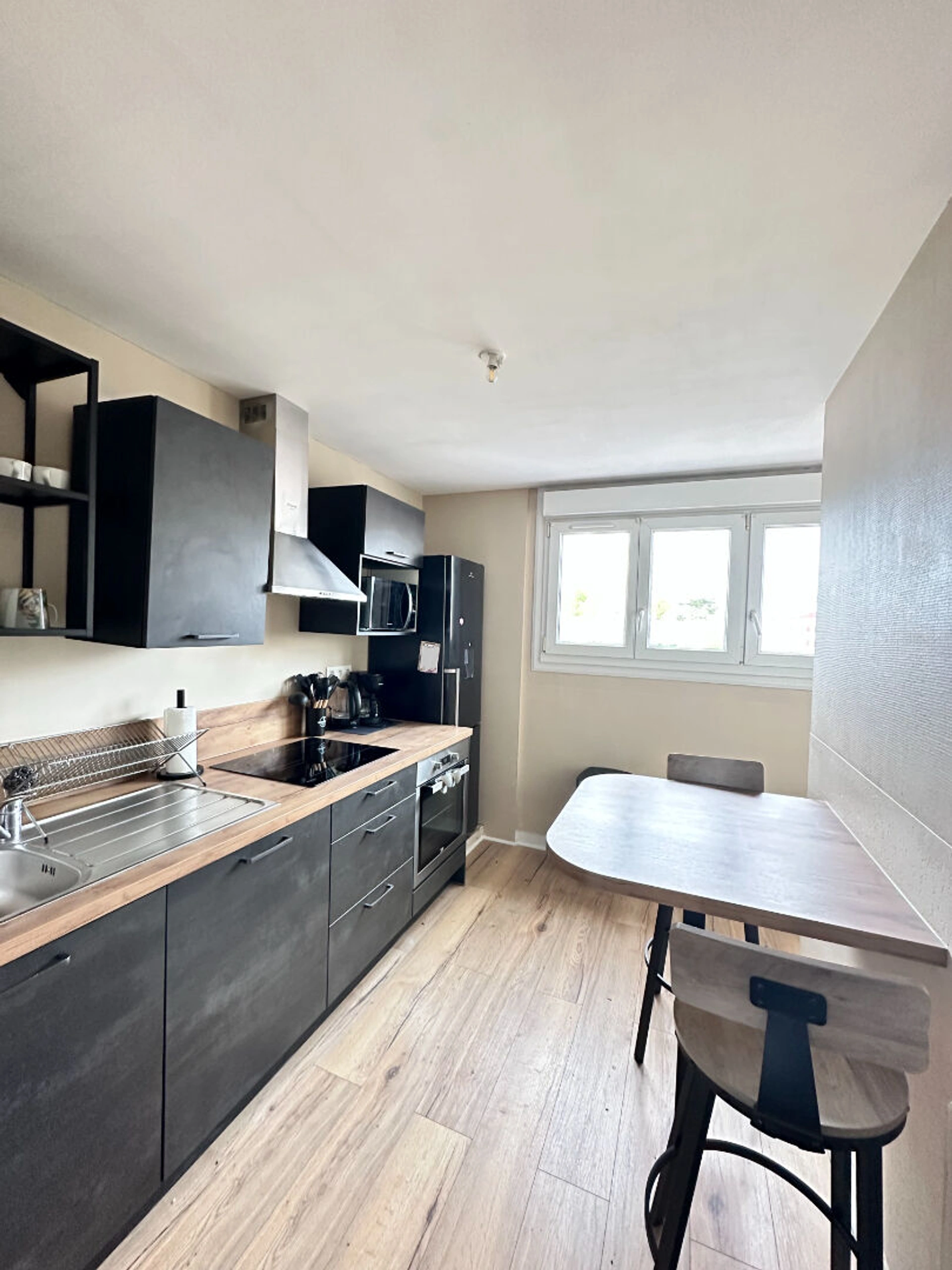 Appartement 4 pièces de 68 m² à Saint‑Brieuc, balcon, trois chambres, cave, parking collectif, idéal investissement.