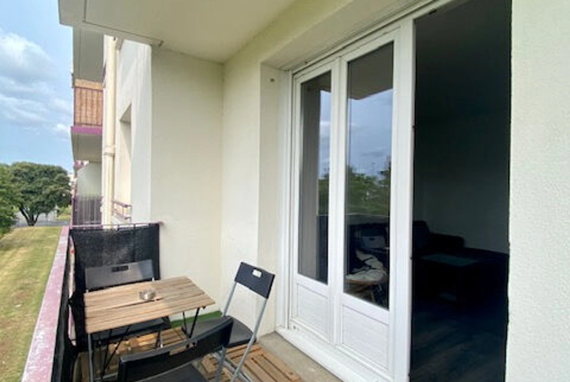 Appartement 4 pièces de 68 m² à Saint‑Brieuc, balcon, trois chambres, cave, parking collectif, idéal investissement.
