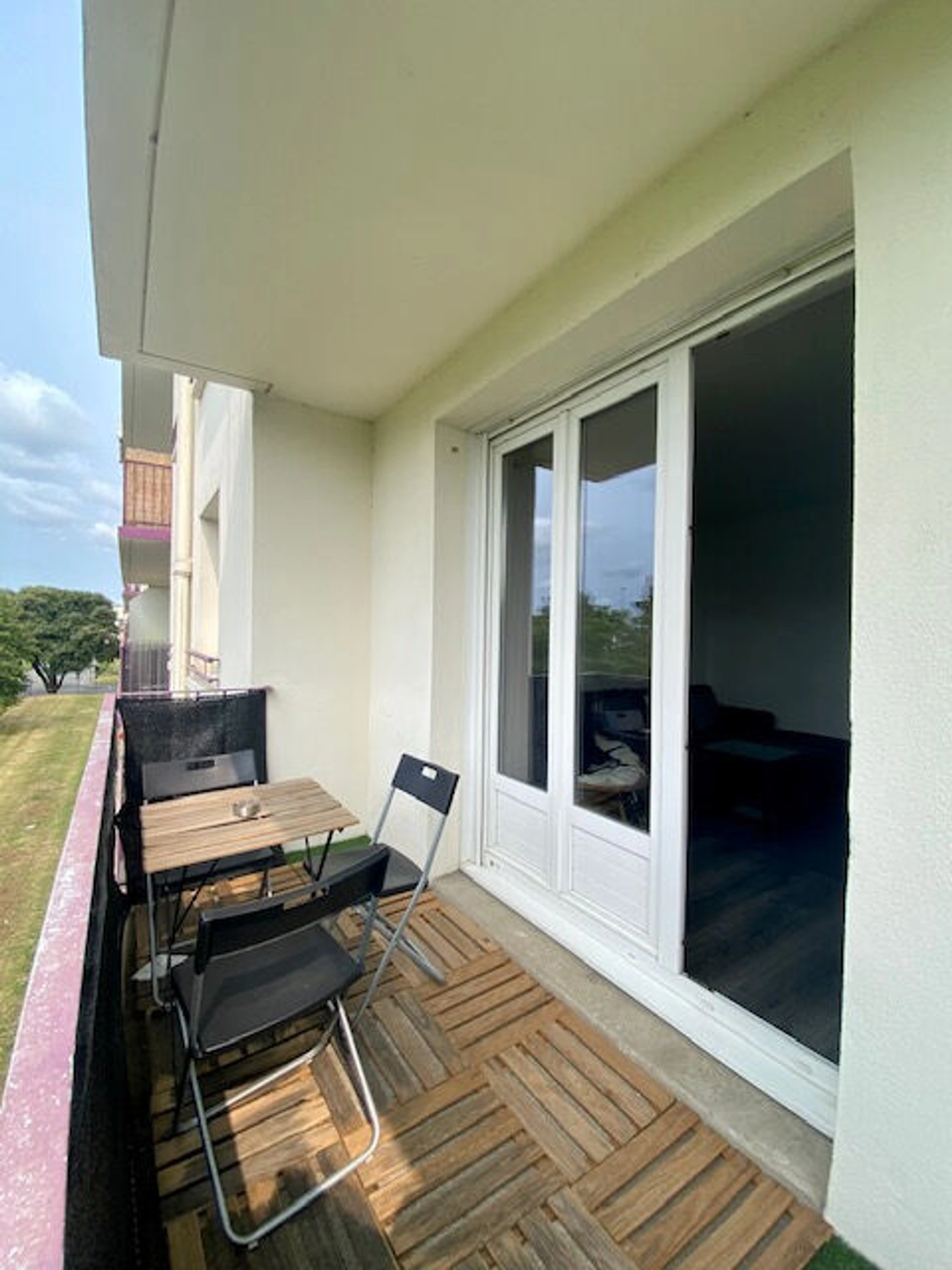 Appartement 4 pièces de 68 m² à Saint‑Brieuc, balcon, trois chambres, cave, parking collectif, idéal investissement.