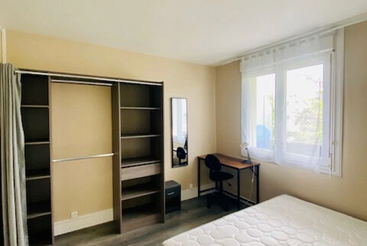Appartement 4 pièces de 68 m² à Saint‑Brieuc, balcon, trois chambres, cave, parking collectif, idéal investissement.
