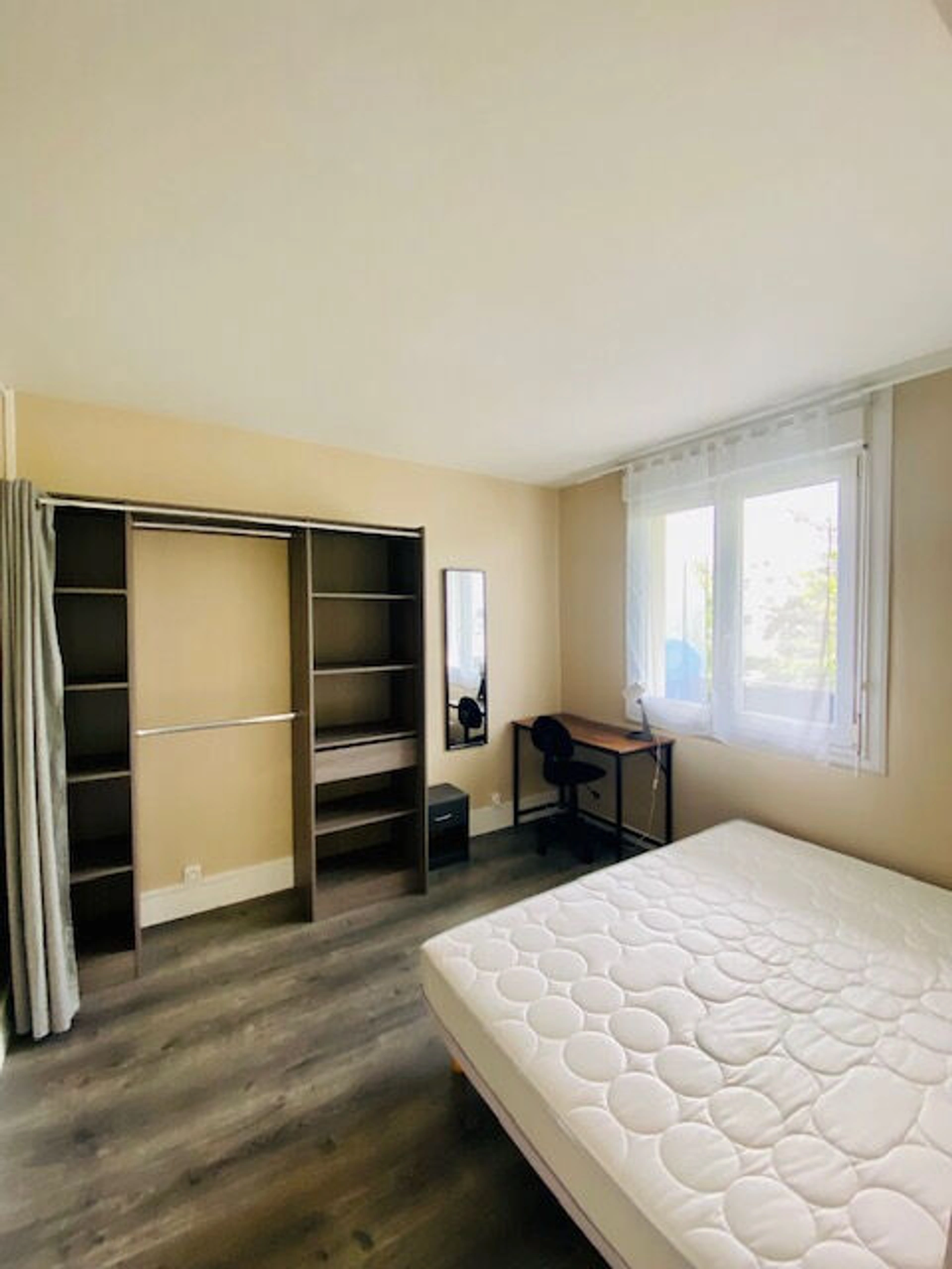 Appartement 4 pièces de 68 m² à Saint‑Brieuc, balcon, trois chambres, cave, parking collectif, idéal investissement.