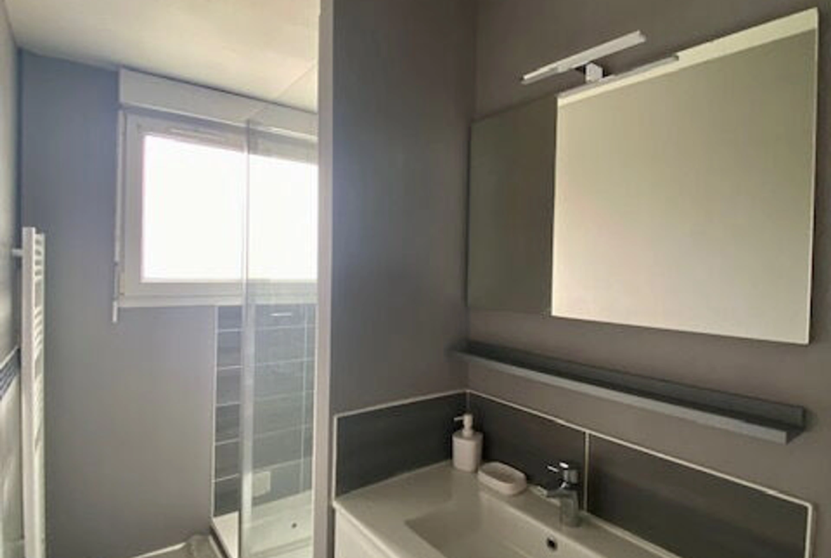 Appartement 4 pièces de 68 m² à Saint‑Brieuc, balcon, trois chambres, cave, parking collectif, idéal investissement.