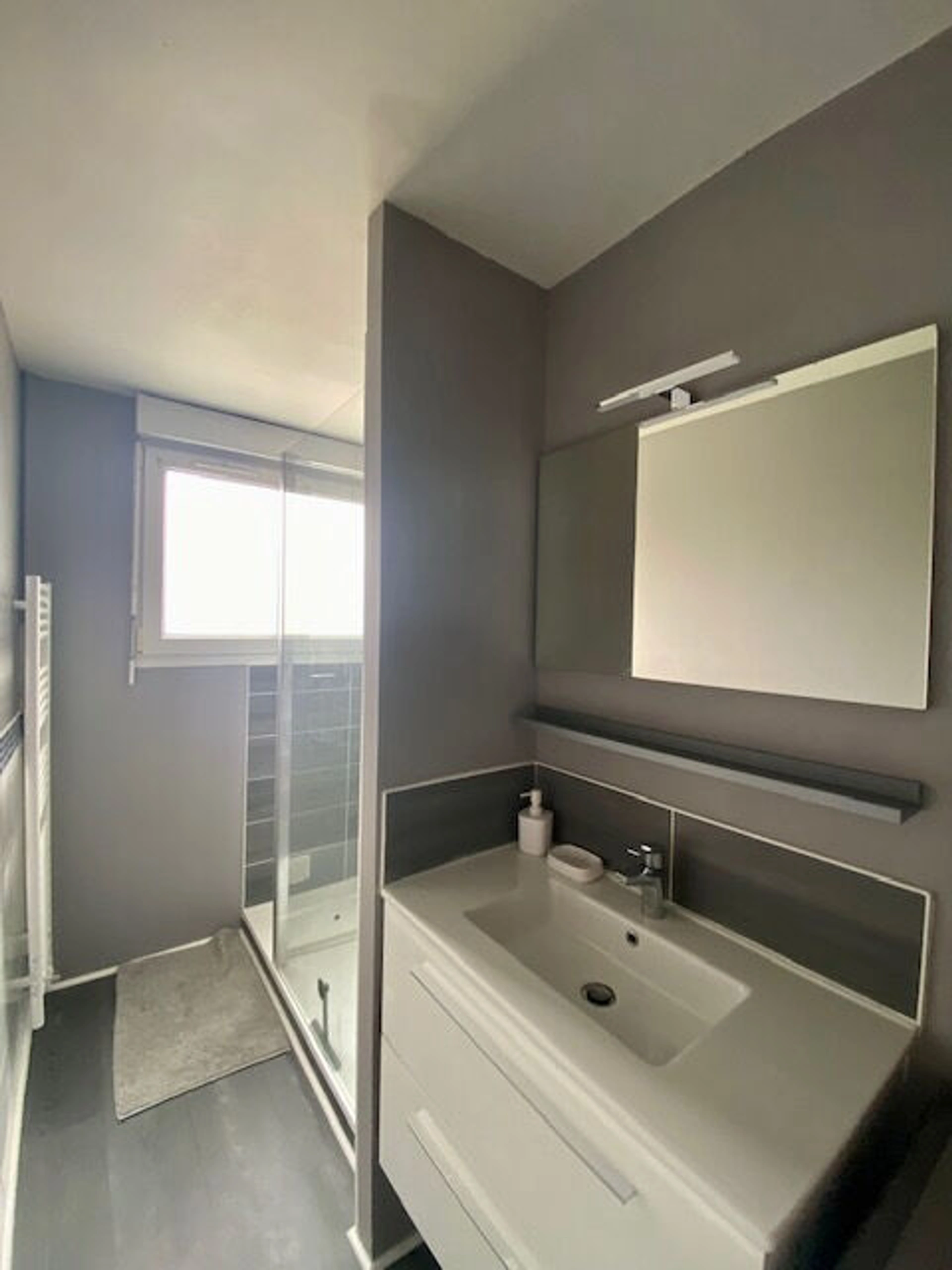Appartement 4 pièces de 68 m² à Saint‑Brieuc, balcon, trois chambres, cave, parking collectif, idéal investissement.