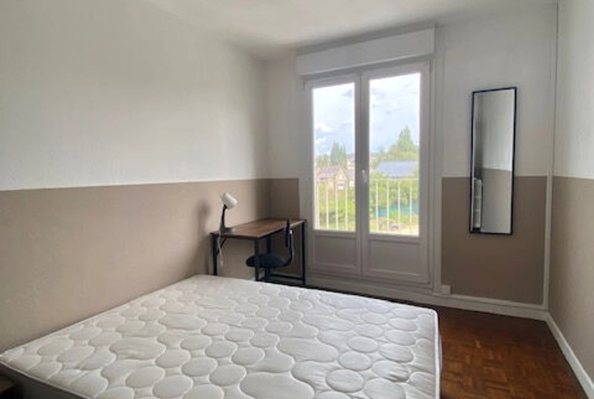 Appartement 4 pièces de 68 m² à Saint‑Brieuc, balcon, trois chambres, cave, parking collectif, idéal investissement.
