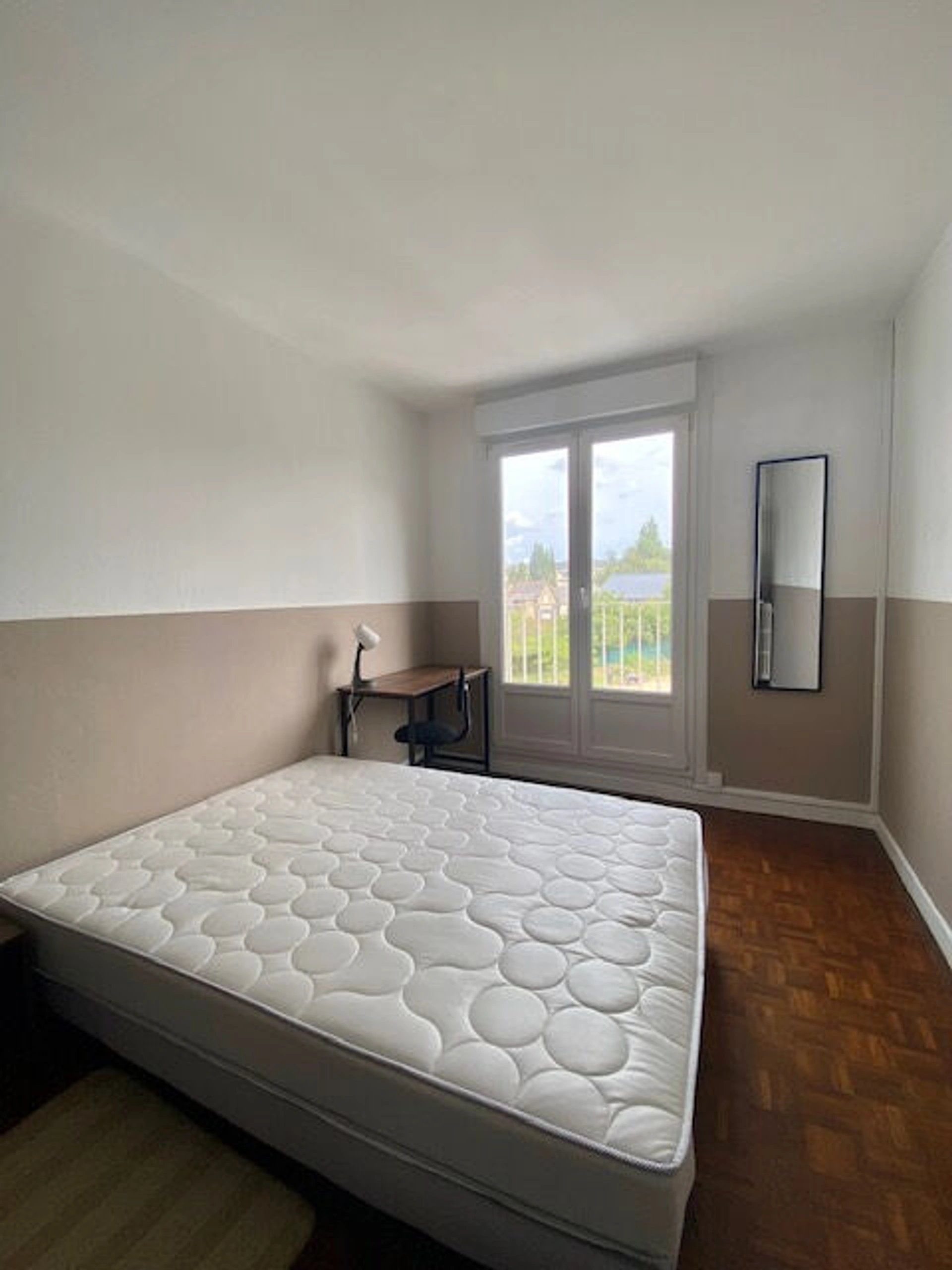 Appartement 4 pièces de 68 m² à Saint‑Brieuc, balcon, trois chambres, cave, parking collectif, idéal investissement.