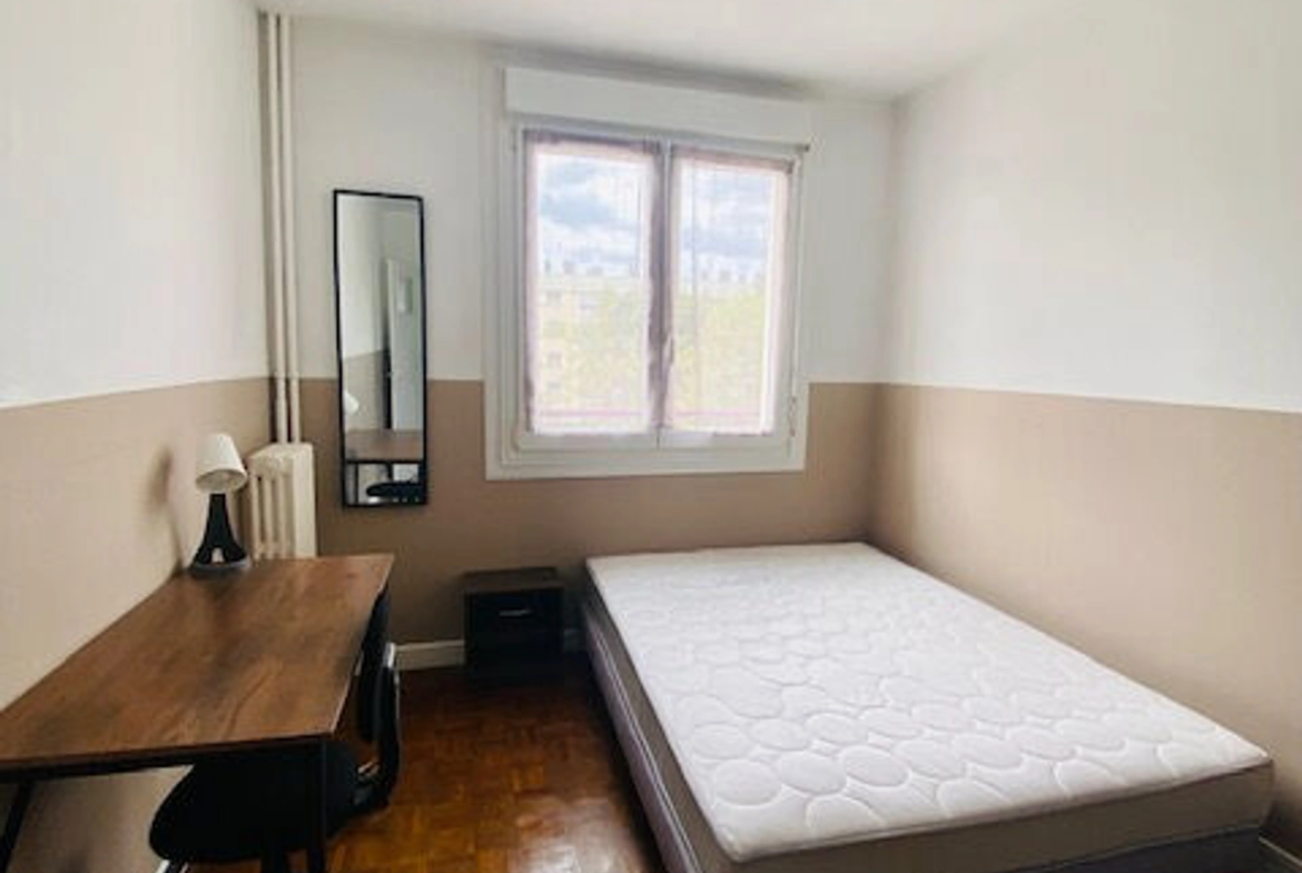 Appartement 4 pièces de 68 m² à Saint‑Brieuc, balcon, trois chambres, cave, parking collectif, idéal investissement.