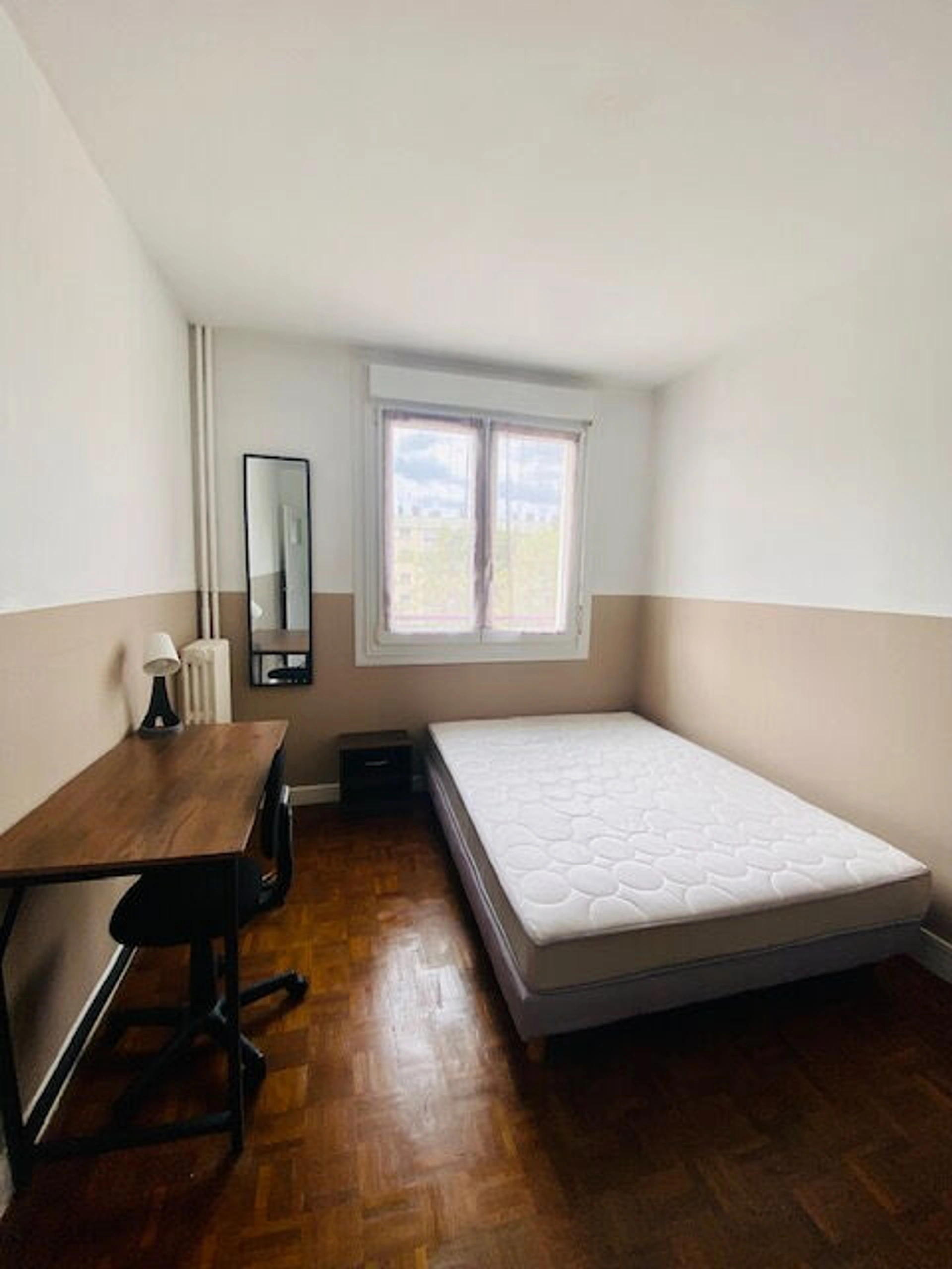 Appartement 4 pièces de 68 m² à Saint‑Brieuc, balcon, trois chambres, cave, parking collectif, idéal investissement.
