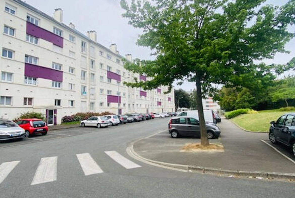 Appartement 4 pièces de 68 m² à Saint‑Brieuc, balcon, trois chambres, cave, parking collectif, idéal investissement.