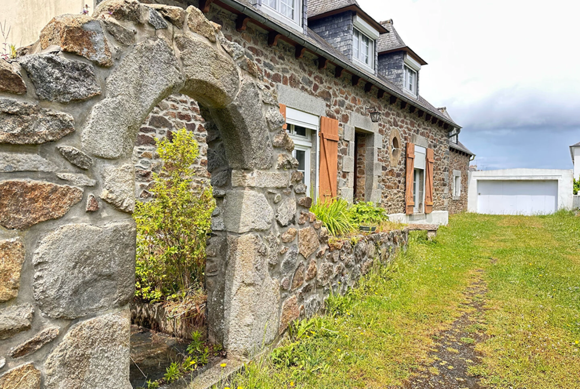 Longère en pierre de 159 m² à Saint‑Brieuc avec garage‑atelier, jardin de 483 m² et appartement secondaire.