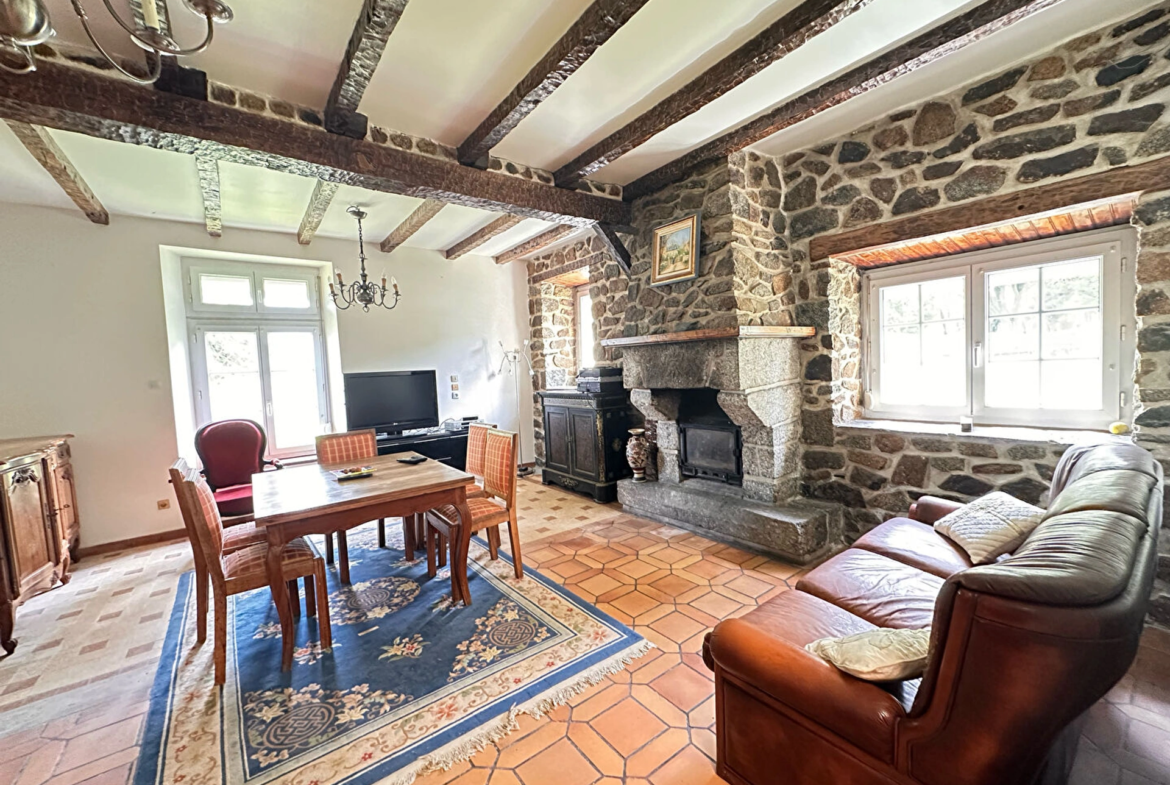 Longère en pierre de 159 m² à Saint‑Brieuc avec garage‑atelier, jardin de 483 m² et appartement secondaire.