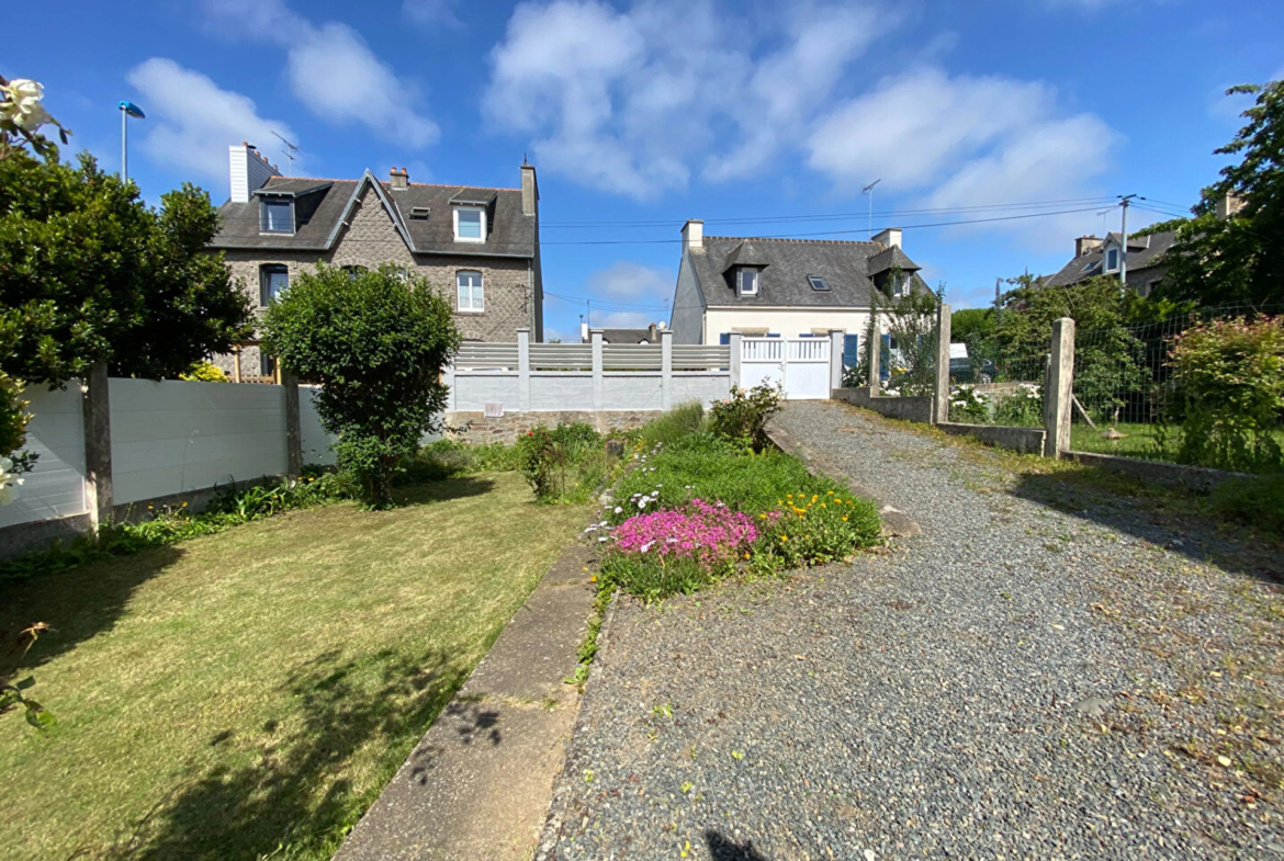 Maison 3 pièces 57 m² à Saint‑Brieuc – Quartier Robien, avec jardin constructible, garage et deux chambres.