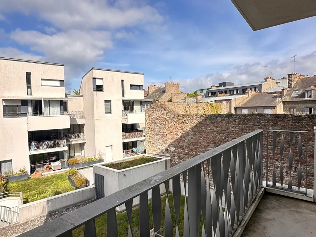 Appartement 3 pièces traversant de 55 m² à Saint‑Brieuc centre‑ville, balcon, terrasse, parking privé et ascenseur PMR.