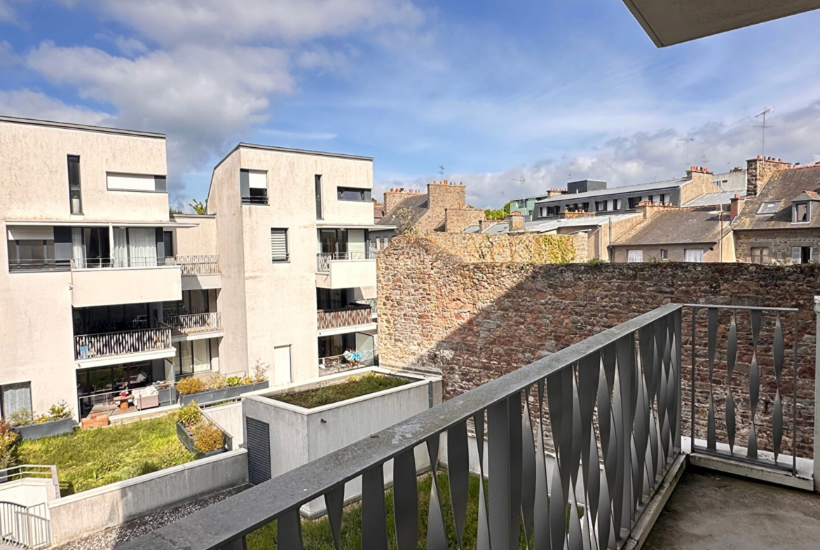 Appartement 3 pièces traversant de 55 m² à Saint‑Brieuc centre‑ville, balcon, terrasse, parking privé et ascenseur PMR.