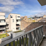 Appartement 3 pièces traversant de 55 m² à Saint‑Brieuc centre‑ville, balcon, terrasse, parking privé et ascenseur PMR.