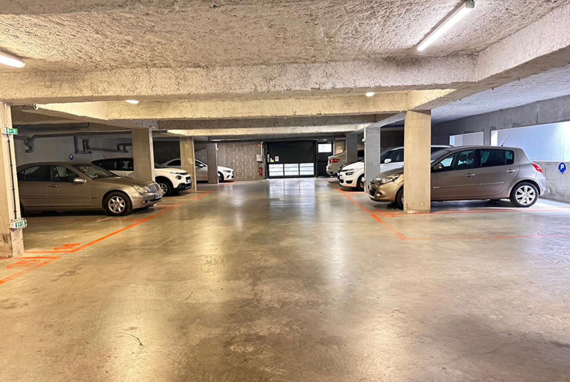 Appartement 3 pièces traversant de 55 m² à Saint‑Brieuc centre‑ville, balcon, terrasse, parking privé et ascenseur PMR.