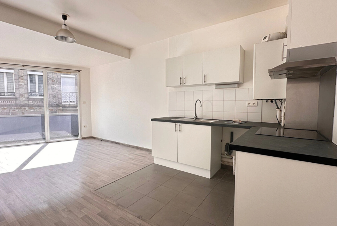Appartement 3 pièces traversant de 55 m² à Saint‑Brieuc centre‑ville, balcon, terrasse, parking privé et ascenseur PMR.