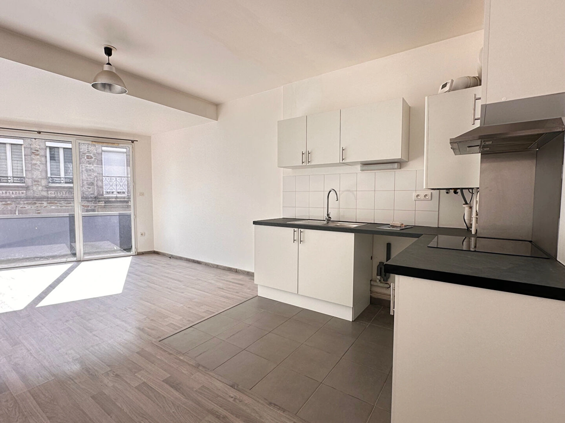 Appartement 3 pièces traversant de 55 m² à Saint‑Brieuc centre‑ville, balcon, terrasse, parking privé et ascenseur PMR.